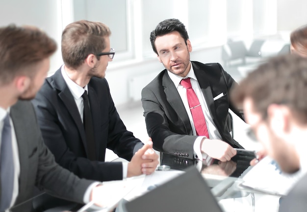 Colegas de negocios discutiendo un nuevo plan de negocios entre semana en la oficina