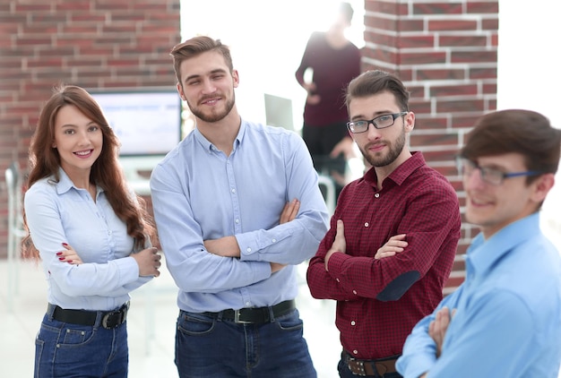 Colegas de negocios discutiendo en la oficina creativa