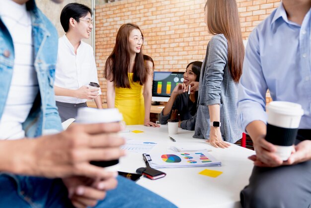 Foto colegas de negocios discutiendo en la oficina