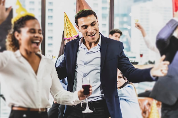 Foto colegas de negocios disfrutando de la fiesta en la oficina