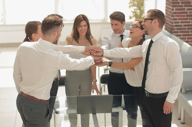 Los colegas de negocios doblaron sus manos juntas foto con espacio de copia