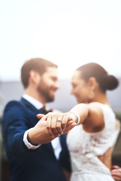 Foto colegas de negocios estrechando la mano.