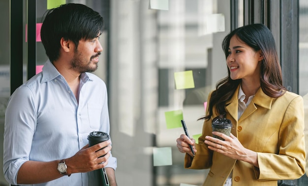 Colegas de negocios felices discutiendo durante el trabajo en la oficina