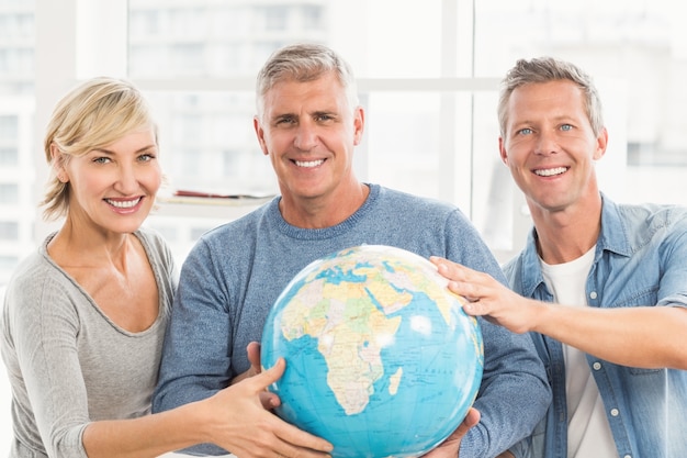 Colegas de negocios feliz celebración globo terráqueo