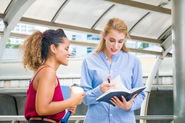 Colegas de negocios mirando el libro