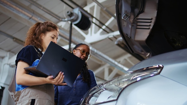 Foto colegas de negocios que trabajan en automóviles