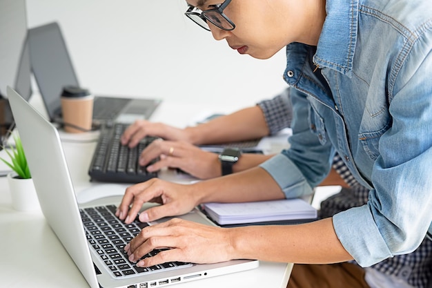 Colegas de negocios que trabajan en la oficina