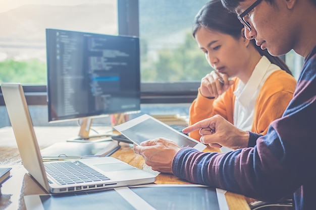 Colegas de negocios que trabajan en la oficina