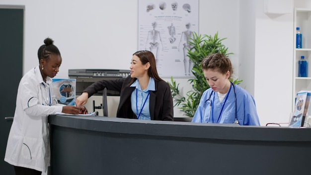 Foto colegas de negocios que trabajan en la oficina