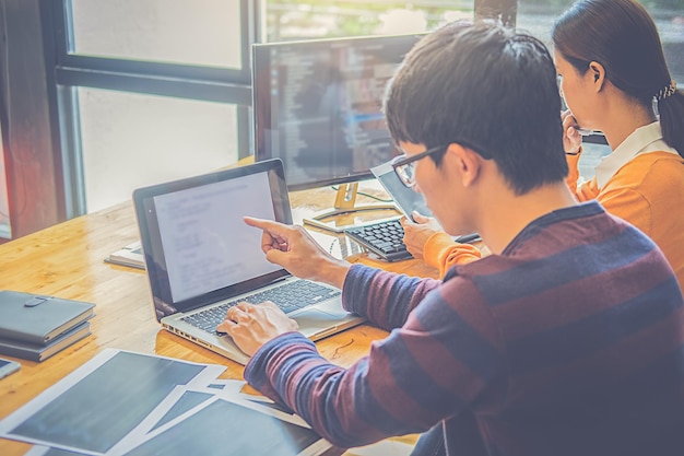 Colegas de negocios que trabajan en la oficina