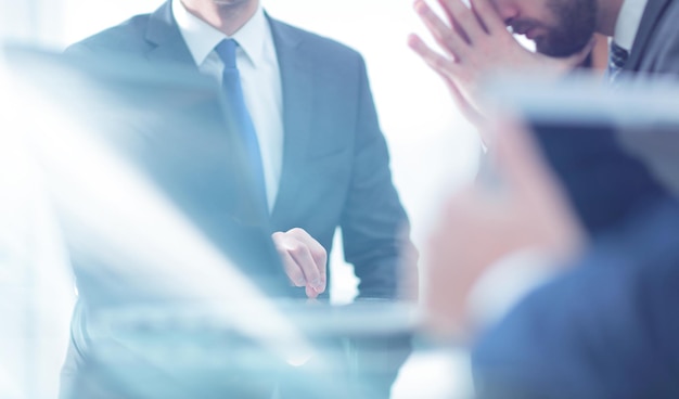 Colegas de negocios sentados en una mesa durante una reunión con dos