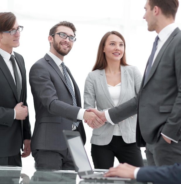 Colegas de negocios sentados en una mesa durante una reunión con dos