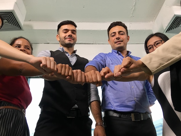 Foto colegas de negocios sonrientes que se dan la mano en la oficina