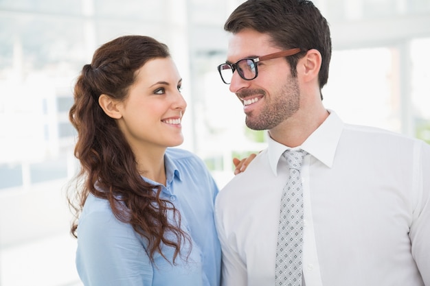 Colegas de negocios sonrientes que se miran