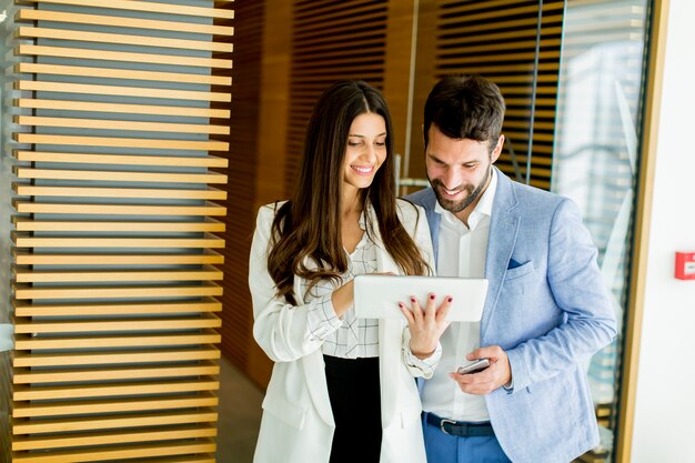 Colegas de negocios trabajando y sosteniendo una tableta digital