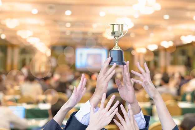 Foto colegas de negocios con trofeos en la oficina