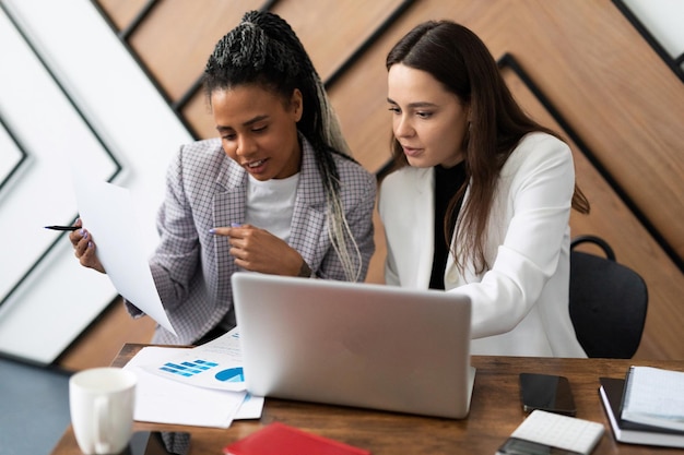 Colegas no escritório no local de trabalho formam um relatório de negócios