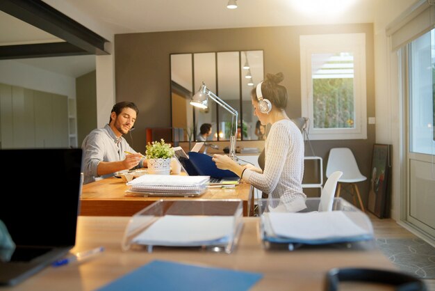 Colegas ocupados en espacio de trabajo co