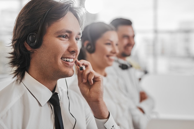 Foto colegas positivos trabalhando em call center