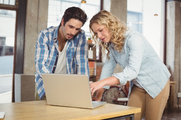 Colegas que discutem o trabalho no escritório