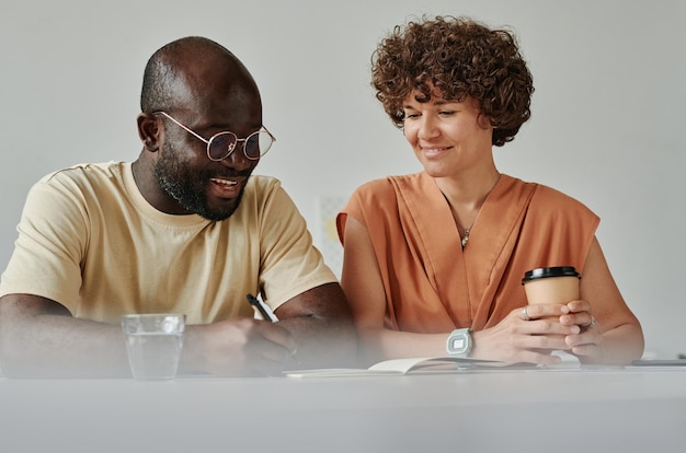 Colegas que planean el trabajo en equipo