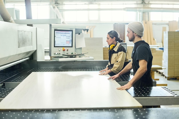 Colegas que trabajan en equipo en la fábrica