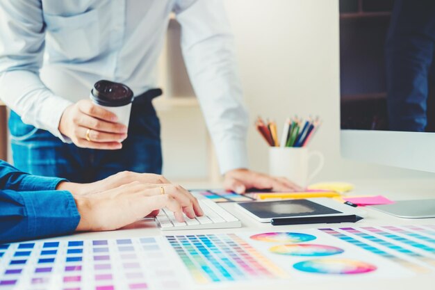 Colegas que trabajan en el escritorio de la oficina