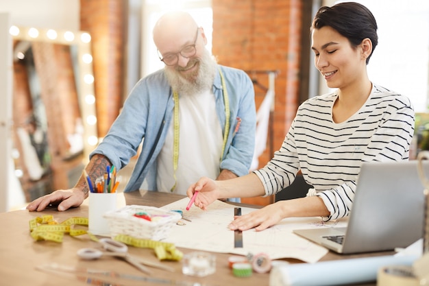 Colegas que trabajan en estudio