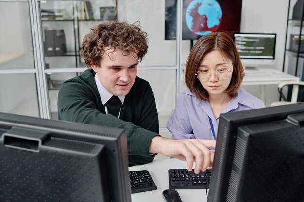 Colegas que trabajan con el programa en equipo