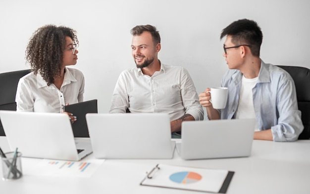 Colegas que trabajan en un proyecto en la oficina