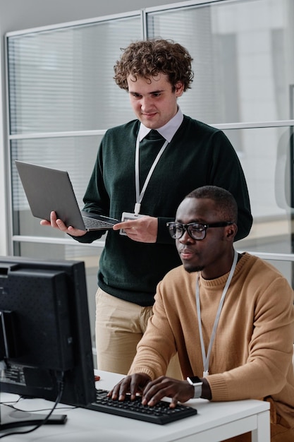 Colegas que trabajan con software en equipo