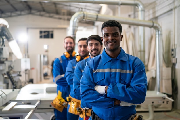 Foto colegas que trabalham na fábrica de móveis