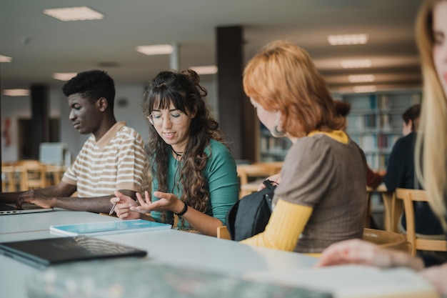 Colegas que trabalham no escritório