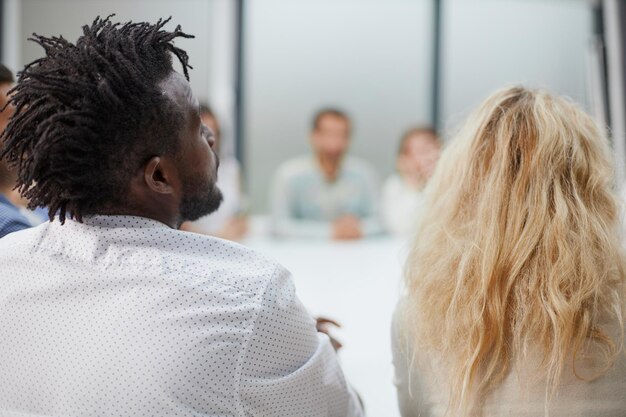 Colegas en la reunión de negocios en la sala de conferencias