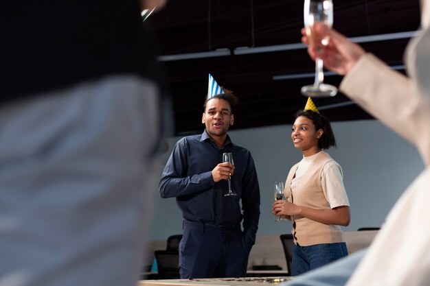 Foto colegas se divertindo em evento de negócios