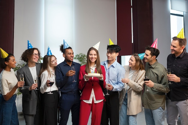 Foto colegas se divertindo em evento de negócios