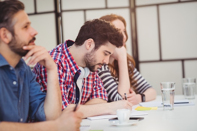 Colegas sentados en el escritorio en la oficina creativa