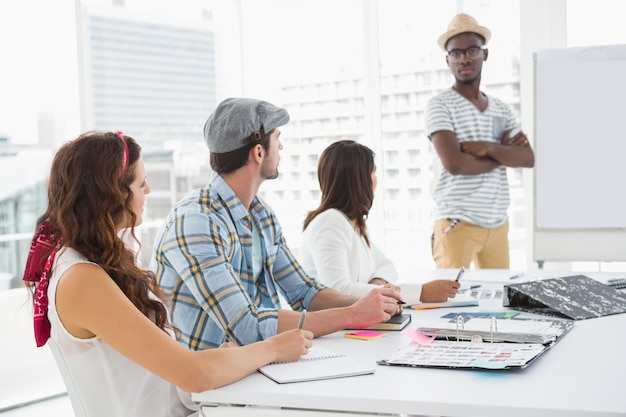 Colegas serios que escuchan el hombre de negocios atento