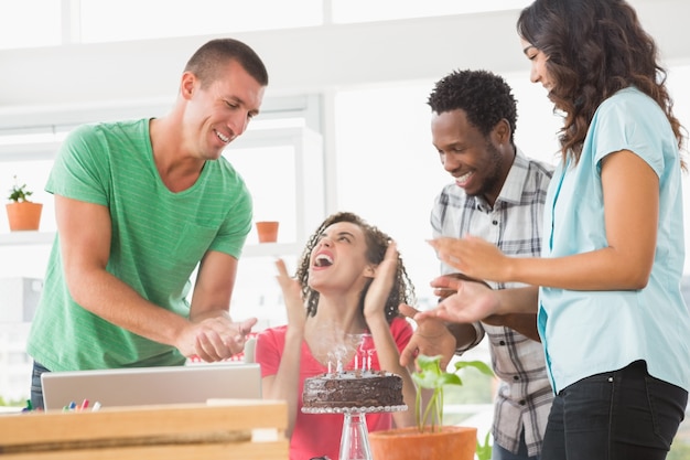 Colegas sonrientes que celebran cumpleaños