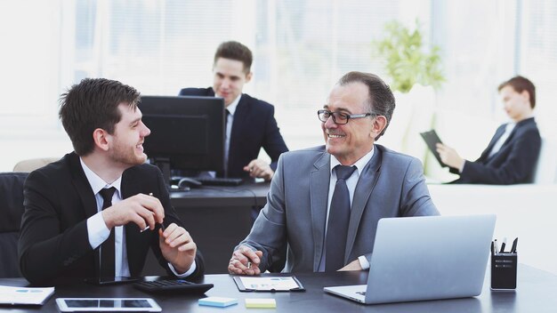 Colegas sonrientes que trabajan con intercambio en la oficina