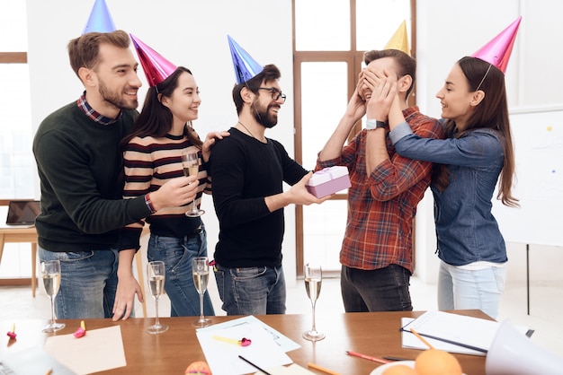 Colegas sorprenden a otro empleado de la empresa.