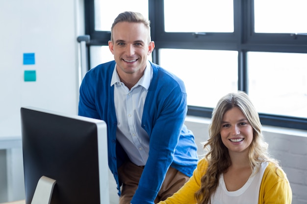 colegas sorridentes no escritório