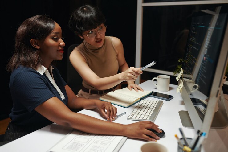 Foto colegas trabajando en código de programación