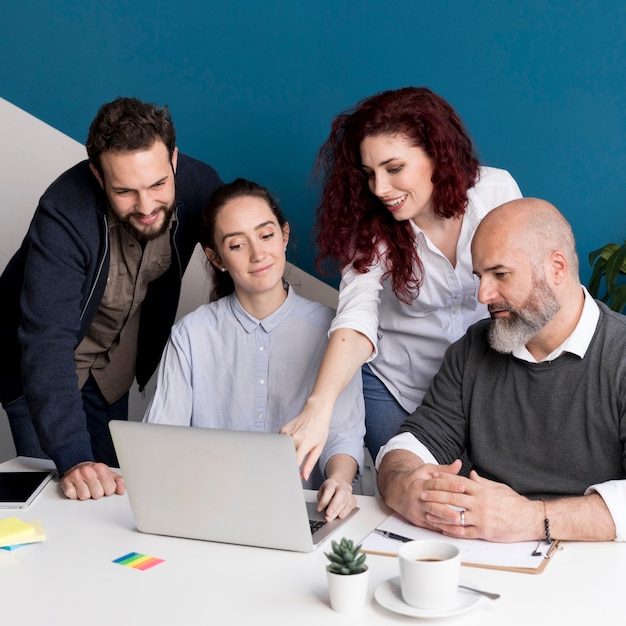 Colegas trabajando juntos en proyectos