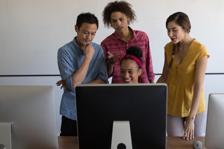 Foto colegas de trabajo discutiendo en la computadora en la oficina