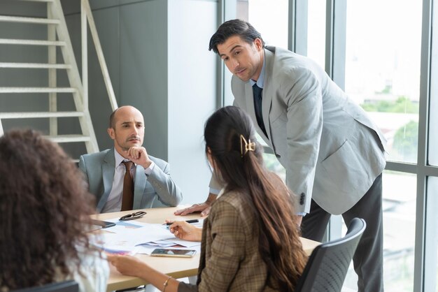 Colegas de trabajo discutiendo en la oficina.