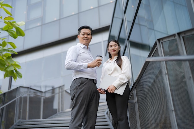 Colegas de trabajo discutiendo el trabajo al aire libre