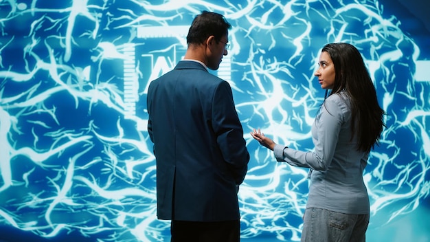 Colegas de trabajo en equipo que implementan inteligencia artificial