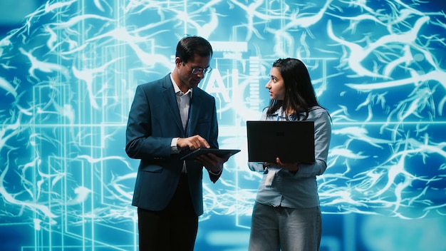 Colegas de trabajo en equipo utilizando redes neuronales de IA modeladas después del cerebro humano