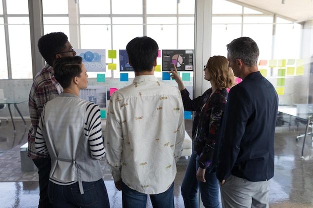Colegas de trabajo interactuando entre sí en la oficina